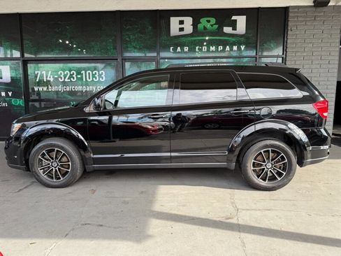 Used 2019 Dodge Journey SE w/ Premium Group image 4