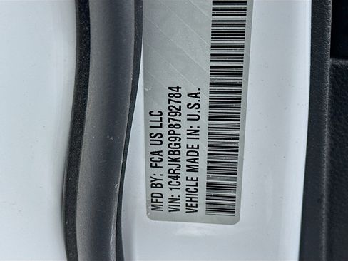 Used 2023 Jeep Grand Cherokee L Limited w/ Luxury Tech Group II image 12