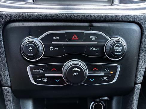 Used 2018 Dodge Charger SXT RWD image 25