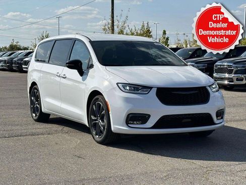 New 2026 Chrysler Pacifica Select image 1