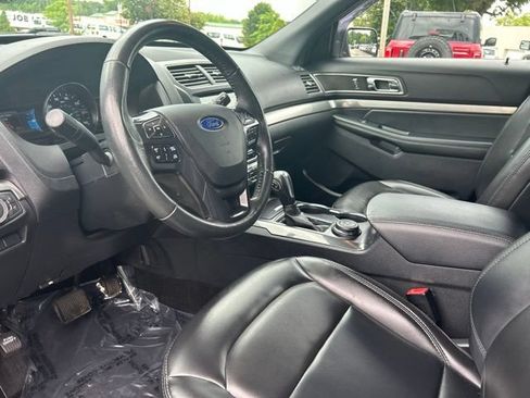 Used 2019 Ford Explorer XLT w/ Equipment Group 202A AWD/4WD image 17