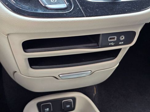 Used 2020 Chrysler Pacifica Touring-L FWD image 29