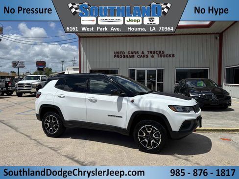 Used 2025 Jeep Compass Trailhawk image 1