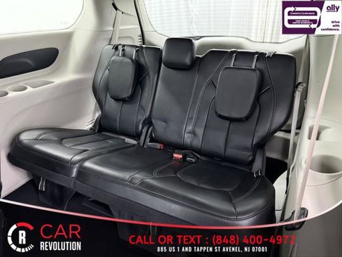 Used 2024 Chrysler Pacifica Touring-L FWD image 38