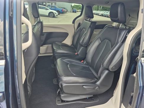 Used 2022 Chrysler Pacifica Touring-L FWD image 14