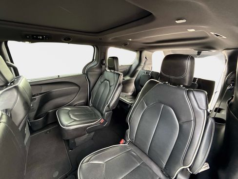 Used 2025 Chrysler Pacifica Limited FWD image 15