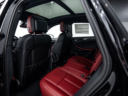 Certified 2025 Porsche Macan AWD/4WD image 21