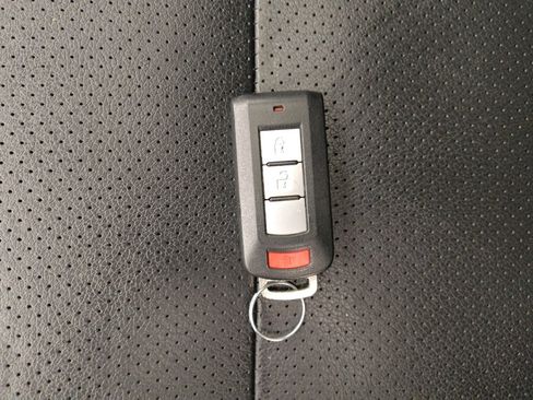 Used 2016 Mitsubishi Outlander SEL image 32