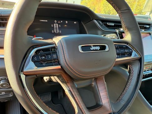 New 2025 Jeep Grand Cherokee Summit image 11