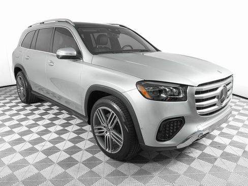 Used 2024 Mercedes-Benz GLS 450 4MATIC image 3