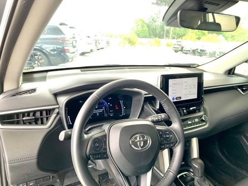 Used 2023 Toyota Corolla Cross XLE w/ Convenience Package image 11
