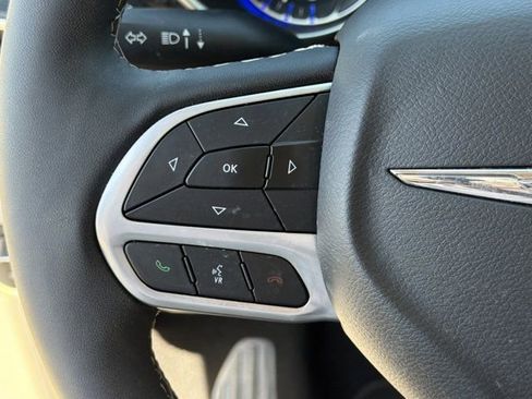 Used 2024 Chrysler Pacifica Limited FWD image 29