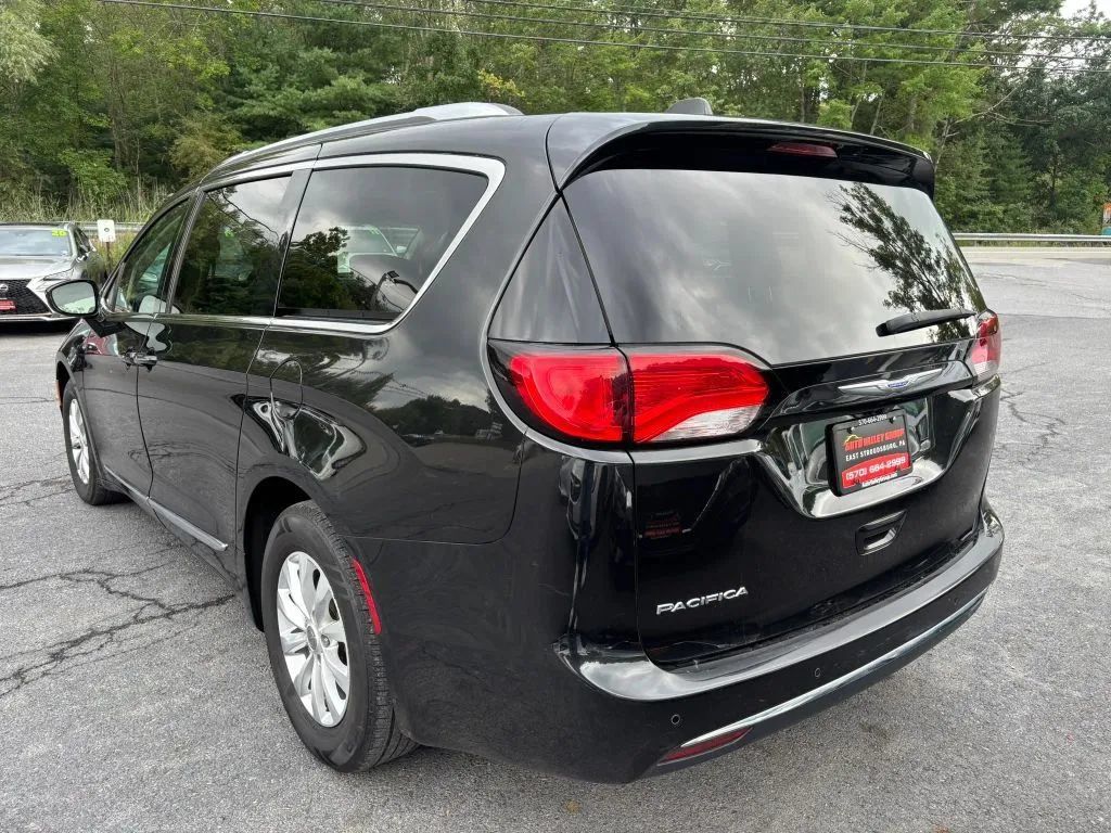Used 2018 Chrysler Pacifica Touring-L FWD image 6