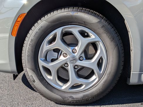 Used 2023 Chrysler Pacifica Limited image 13