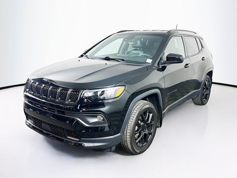 Used 2023 Jeep Compass Latitude w/ Convenience Group AWD/4WD image 3