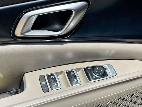 Used 2025 Kia Carnival FWD image 18