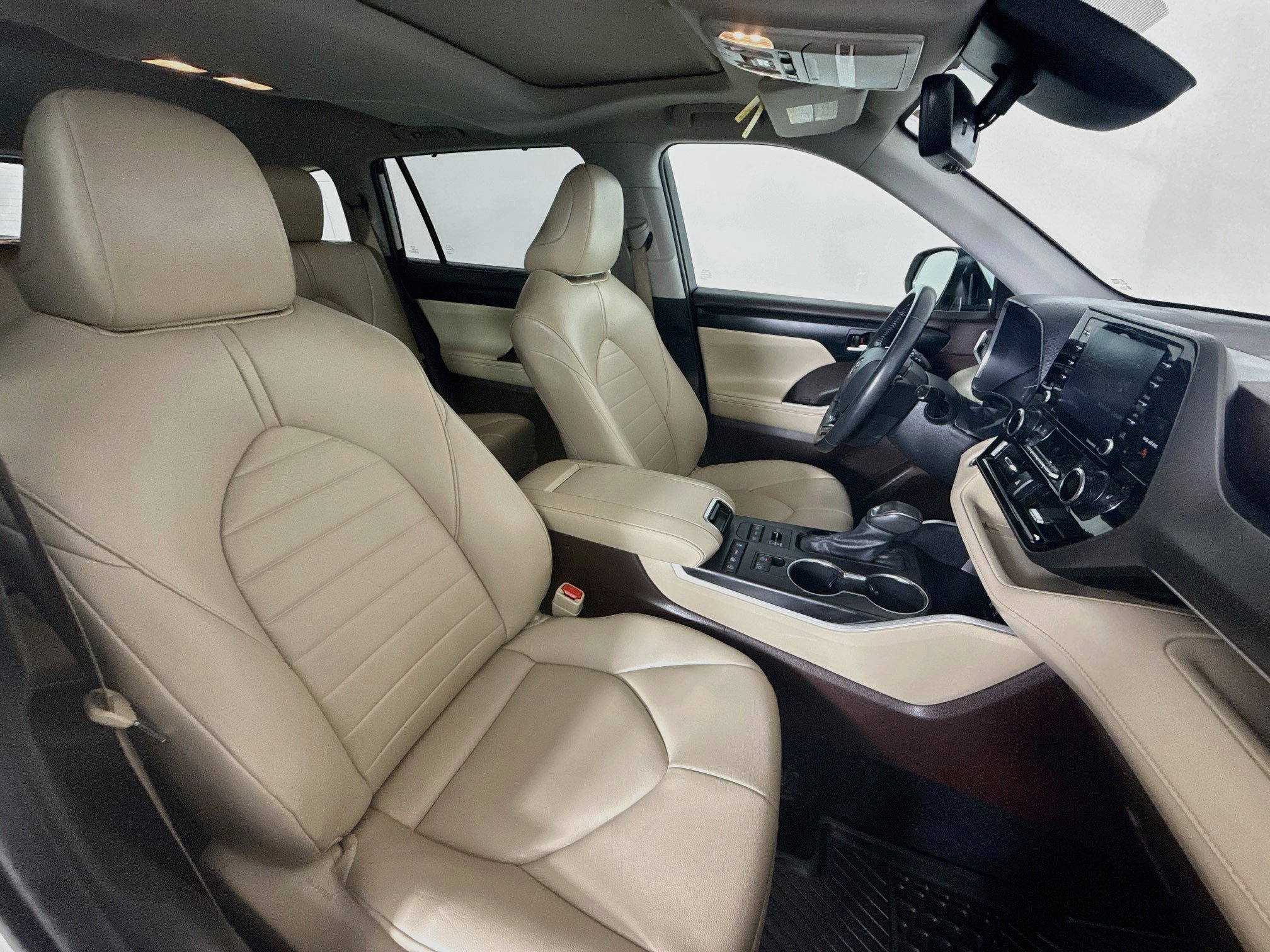 Used 2021 Toyota Highlander XLE AWD/4WD image 31
