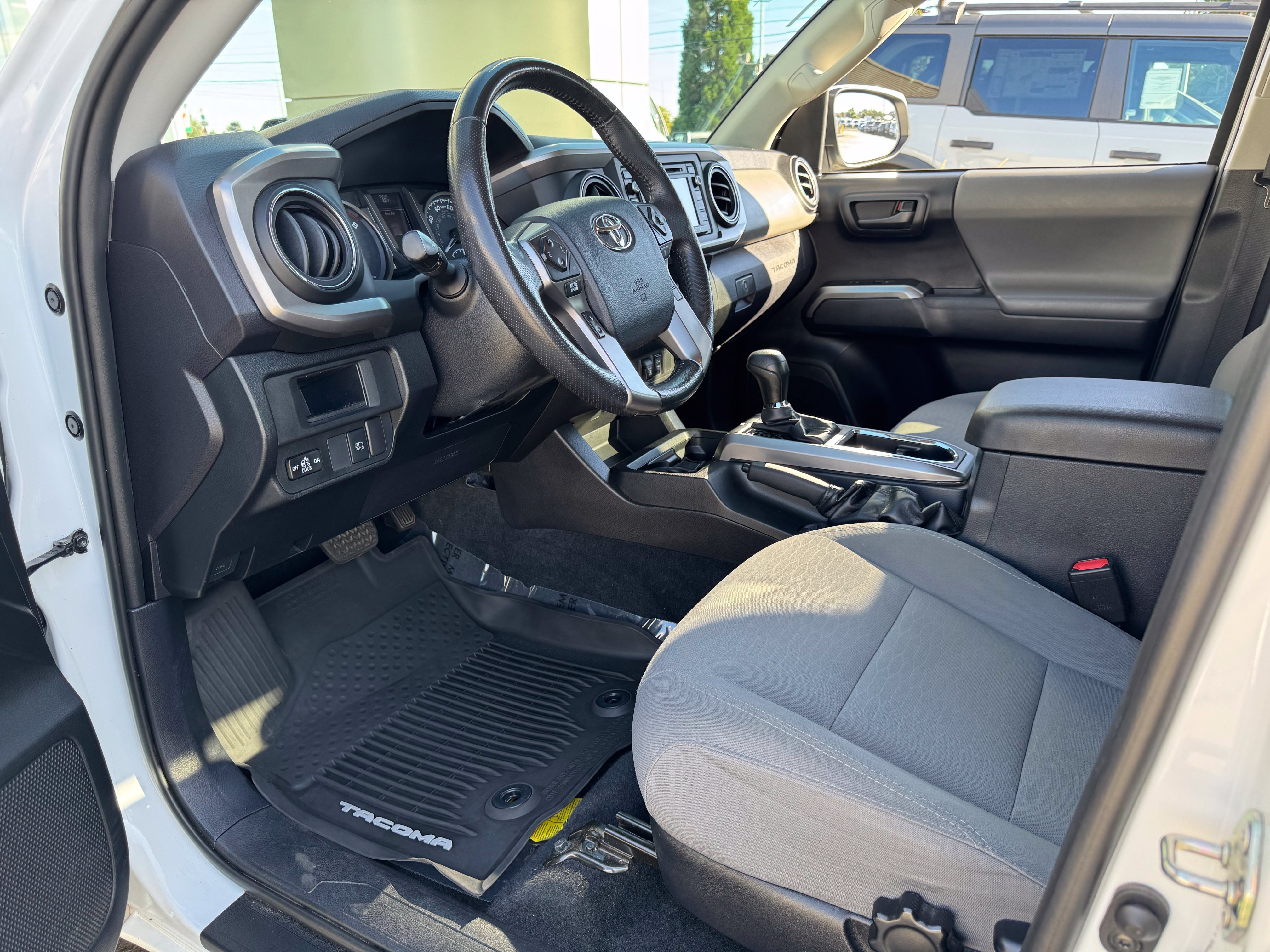 Used 2019 Toyota Tacoma SR5 AWD/4WD image 16