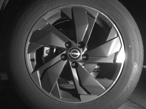 Used 2025 Nissan Rogue SV FWD image 9