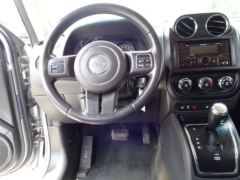 Used 2016 Jeep Patriot Latitude AWD/4WD image 16