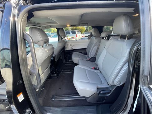 Used 2025 Toyota Sienna XLE image 28