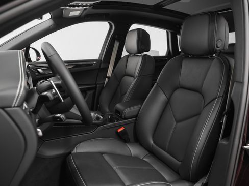 Certified 2026 Porsche Macan AWD/4WD image 5