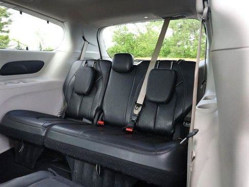 Used 2022 Chrysler Pacifica Touring-L FWD image 26