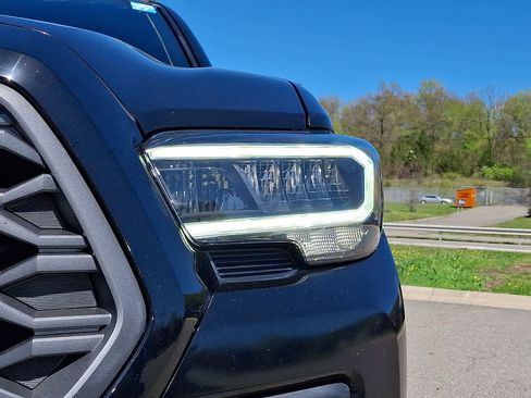 Certified 2021 Toyota Tacoma TRD Off-Road AWD/4WD image 12