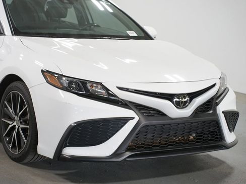 Used 2023 Toyota Camry SE image 4
