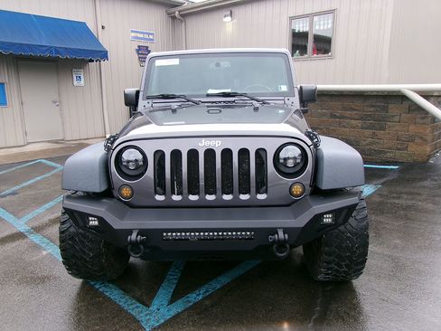 Used 2017 Jeep Wrangler Unlimited Rubicon w/ Connectivity Group image 2