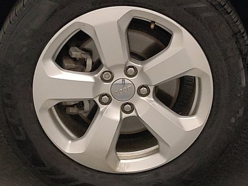 Used 2018 Jeep Compass Latitude w/ Popular Equipment Group FWD image 31