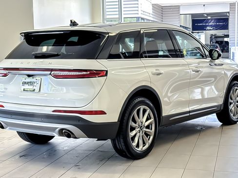 Used 2022 Lincoln Corsair AWD w/ Premium Package image 4
