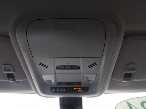 Used 2024 GMC Terrain SLT FWD image 32