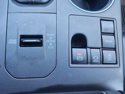 Used 2025 Toyota Highlander XLE image 30