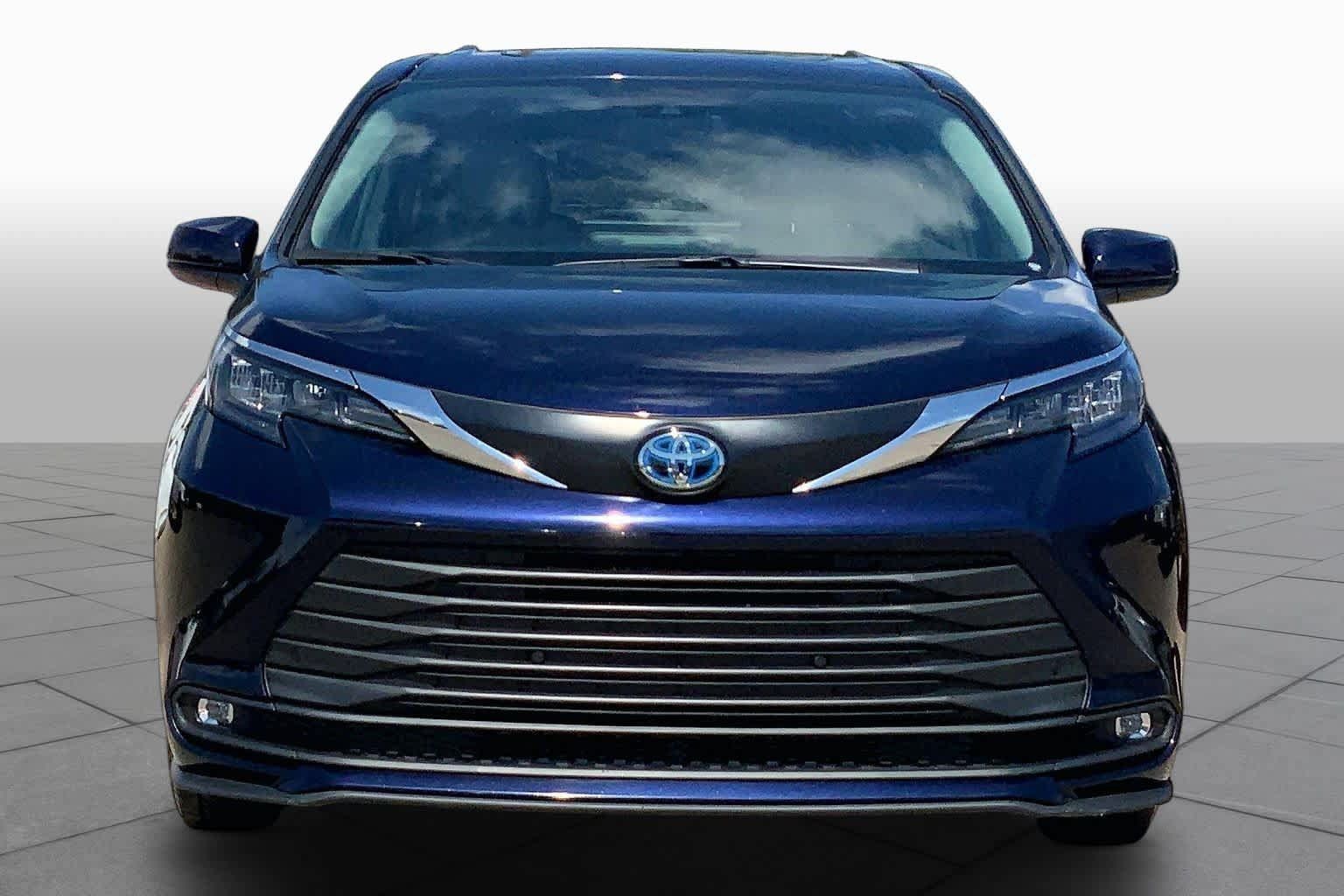 Used 2025 Toyota Sienna XLE FWD image 4