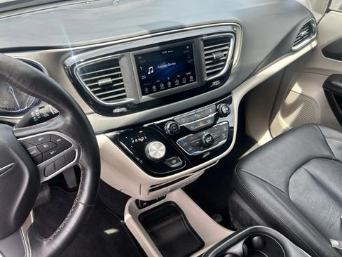 Used 2020 Chrysler Pacifica Touring-L FWD image 33