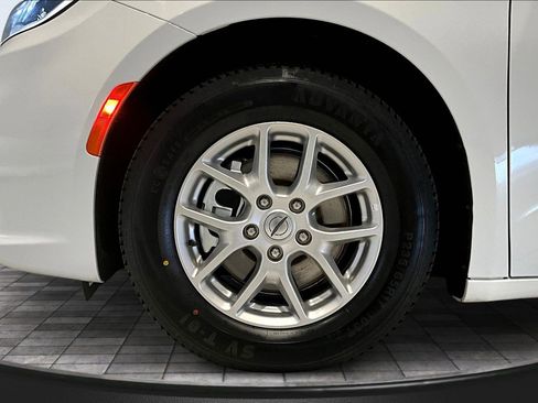 Used 2024 Chrysler Pacifica Touring-L image 34
