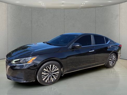Used 2024 Nissan Altima 2.5 SV w/ SV Premium Package FWD image 9