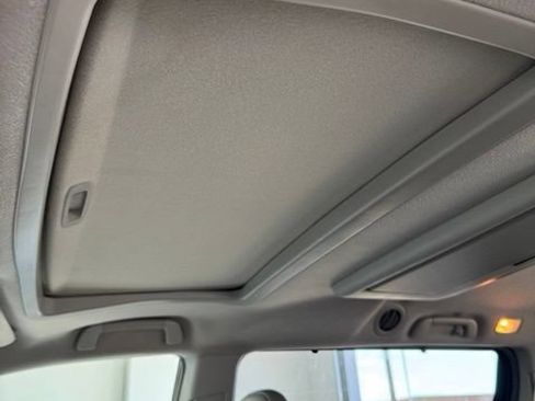Used 2011 Toyota Sienna XLE w/ Entertainment Pkg FWD image 11