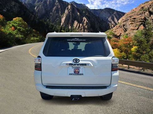 Used 2022 Toyota 4Runner SR5 AWD/4WD image 4