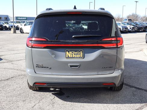 Used 2025 Chrysler Pacifica Limited image 5