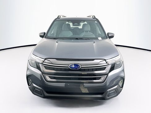 Used 2025 Subaru Forester Premium image 2