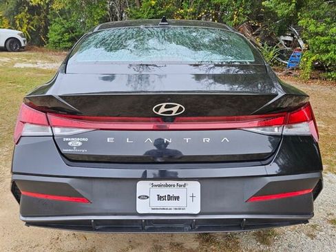 Used 2024 Hyundai Elantra SEL image 11