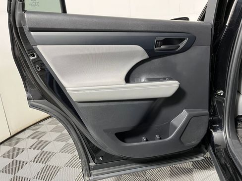 Used 2023 Toyota Highlander LE image 24