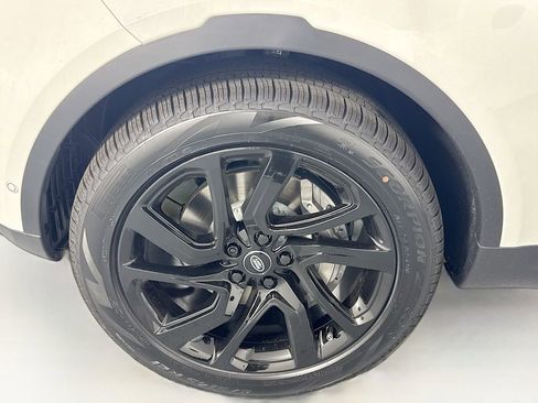 Certified 2025 Land Rover Discovery S image 31