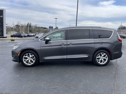 Used 2020 Chrysler Pacifica Limited image 3