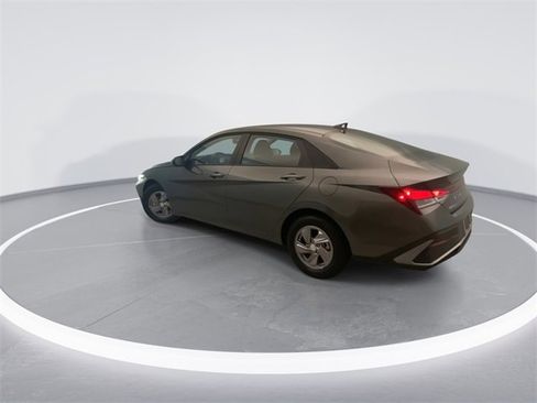 Used 2025 Hyundai Elantra SE image 2