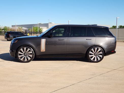 Used 2023 Land Rover Range Rover SV image 3