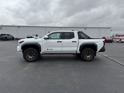 Used 2024 Toyota Tacoma Trailhunter image 2