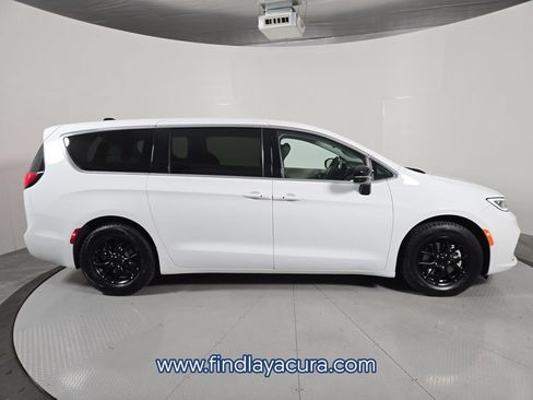 Used 2024 Chrysler Pacifica Touring-L FWD image 10